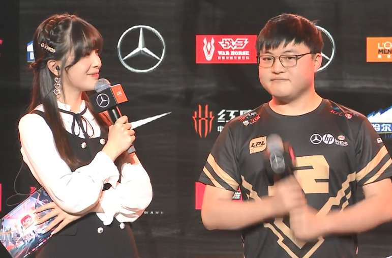 开云注册平台-莱万多夫斯基重返赛场，刷新纪录首场状态出色，快船观众沸腾！赛场气氛高涨的简单介绍